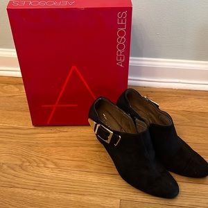 BARELY WORN! Classic AEROSOLES black heels with gold buckle! Size 8.5W
